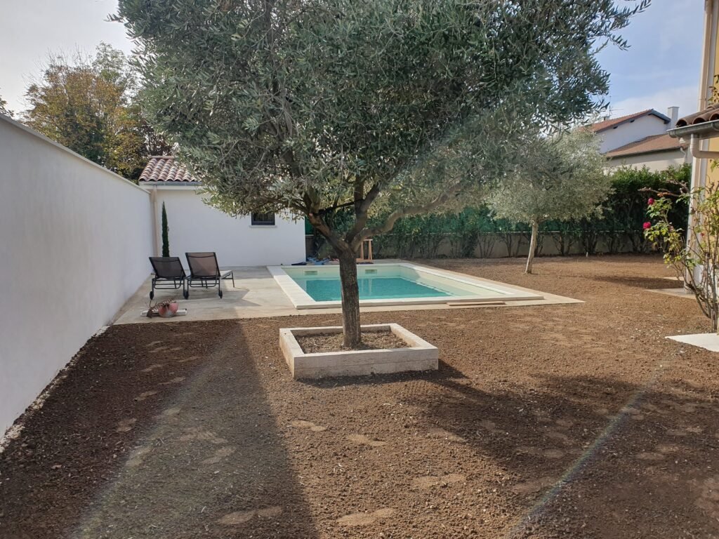 Terrain préparé pour la pose de gazon en plaque par la Gazonnière les Arômes