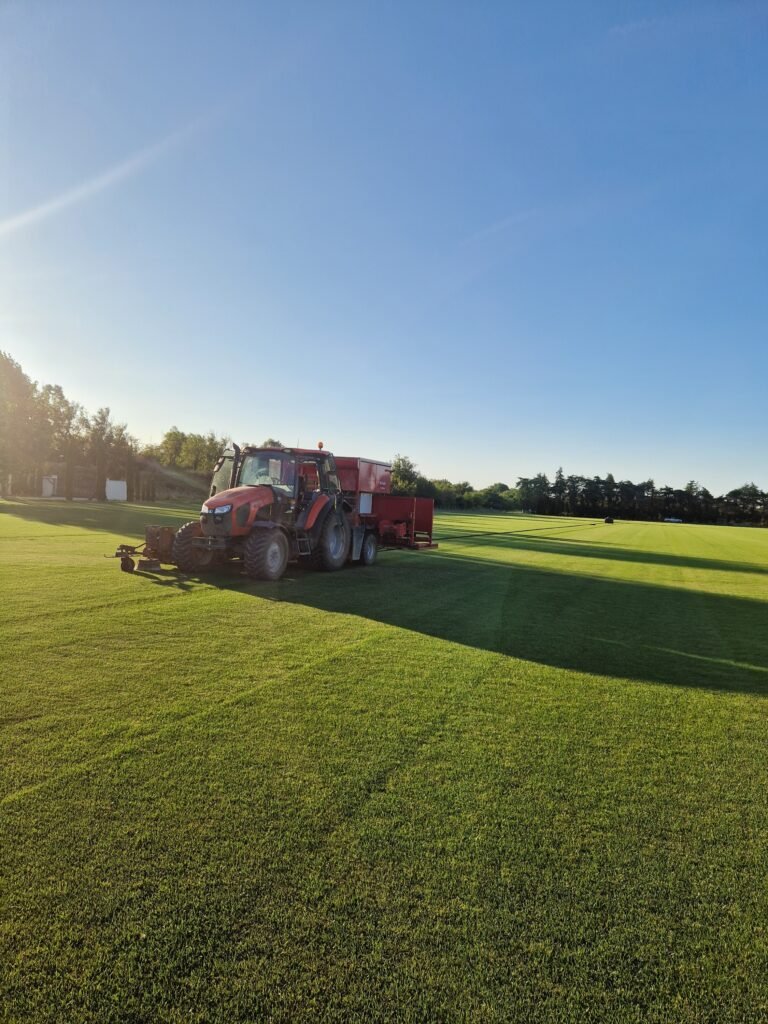 Champ avec tracteur de la gazonnière les arômes